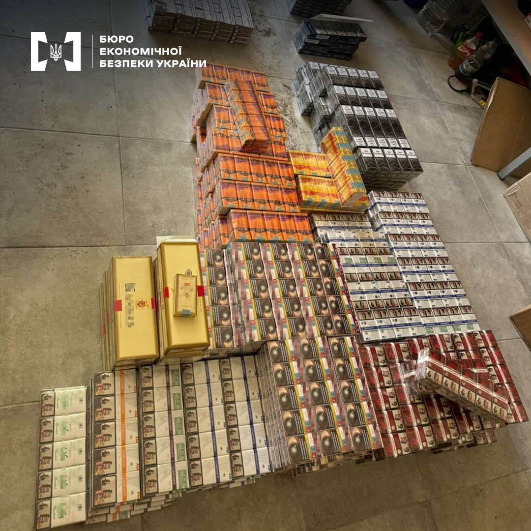 Підакцизних товарів на понад 1 млн грн: правоохоронці викрили незаконне виготовлення та продаж сигарет (фото)