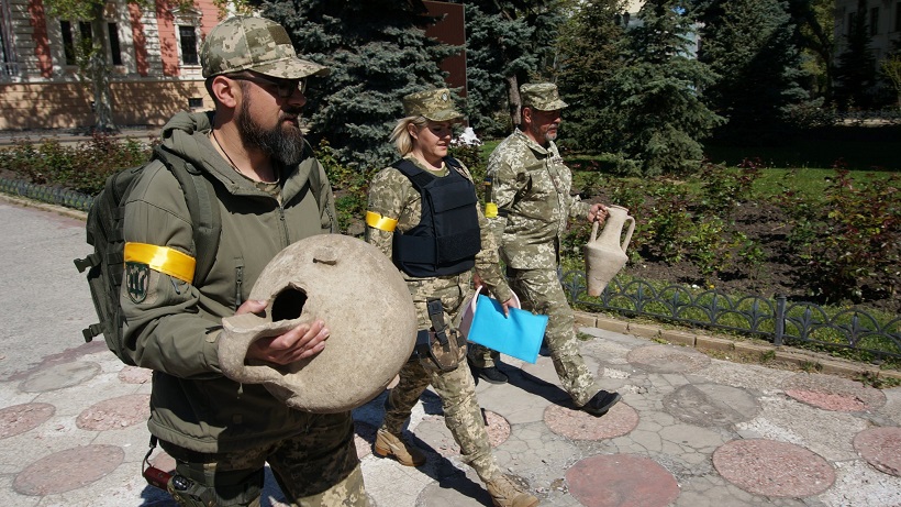 В Одесі військові тероборони відкопали артефакти, риючи окопи