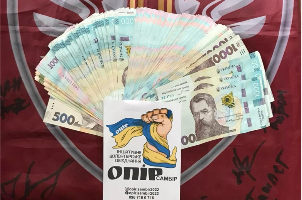 Помститися за смерть сина: на Львівщині мама Героя передала 100 тисяч гривень волонтерам