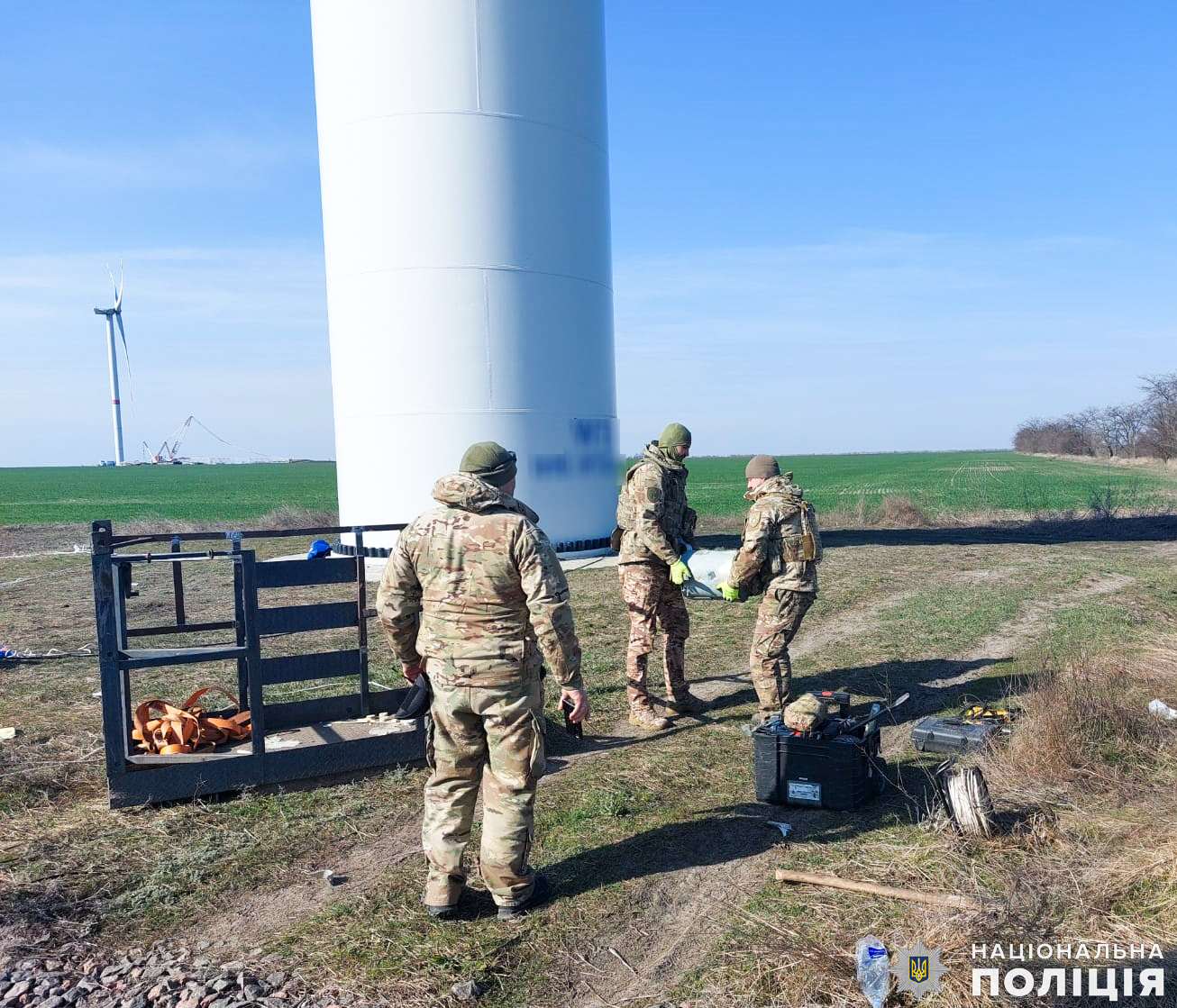 "Шахед" застряг у вітряку: миколаївські поліцейські діставали ворожий дрон із "пастки"