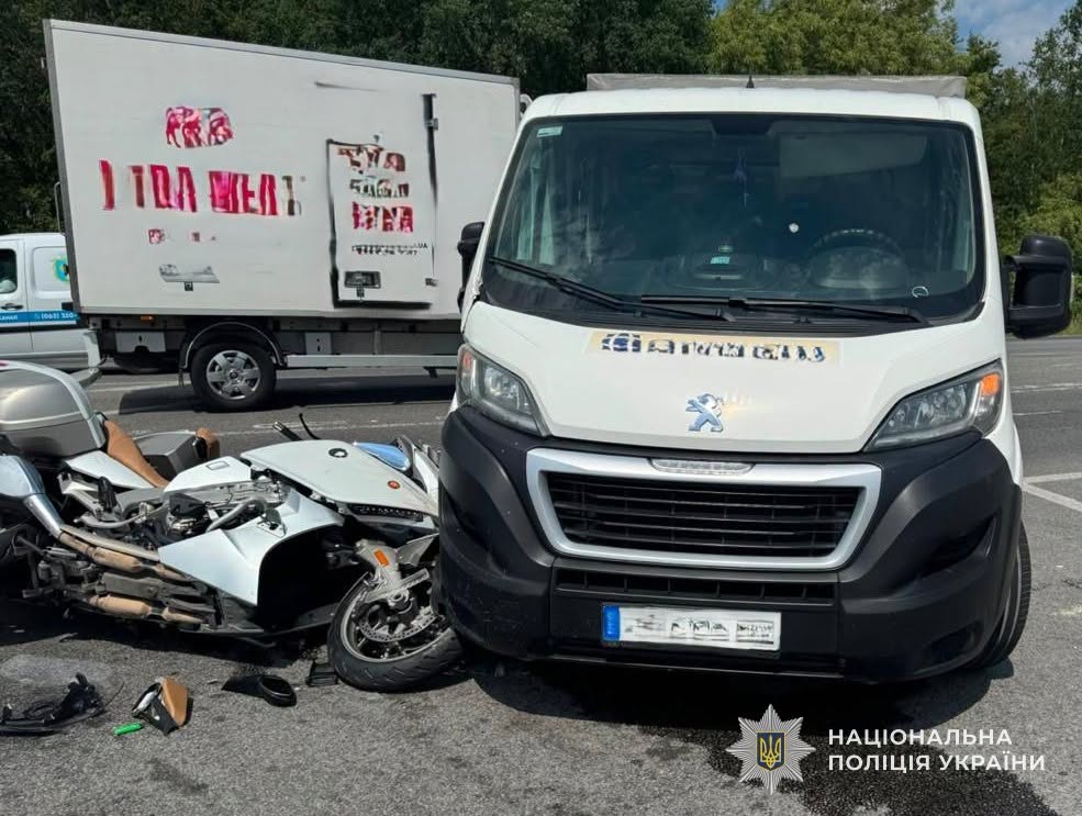 Трощили двоколісні: на Львівщині госпіталізували водія BMW та 18-річного хлопця після ДТП