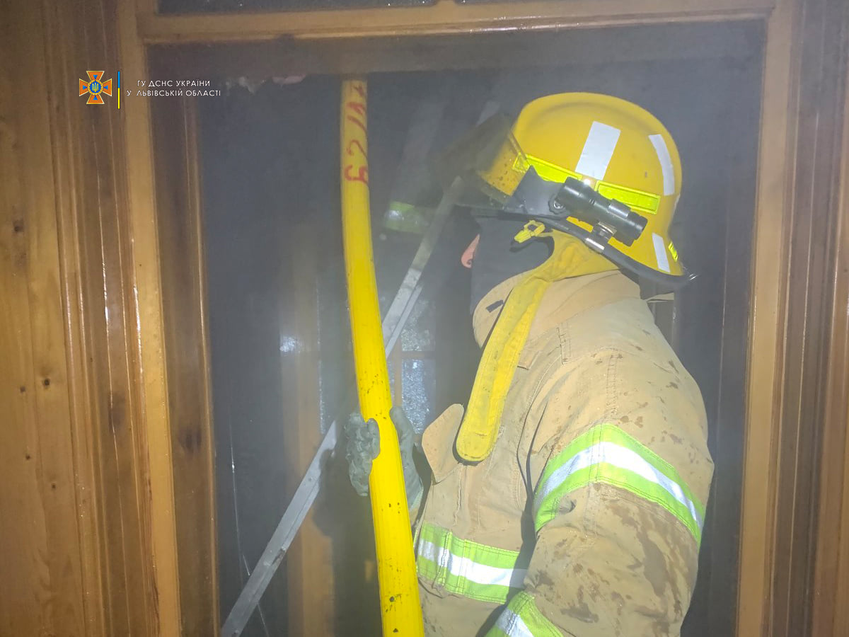 Понад дві години у Львівському районі гасили пожежу у житловому будинку