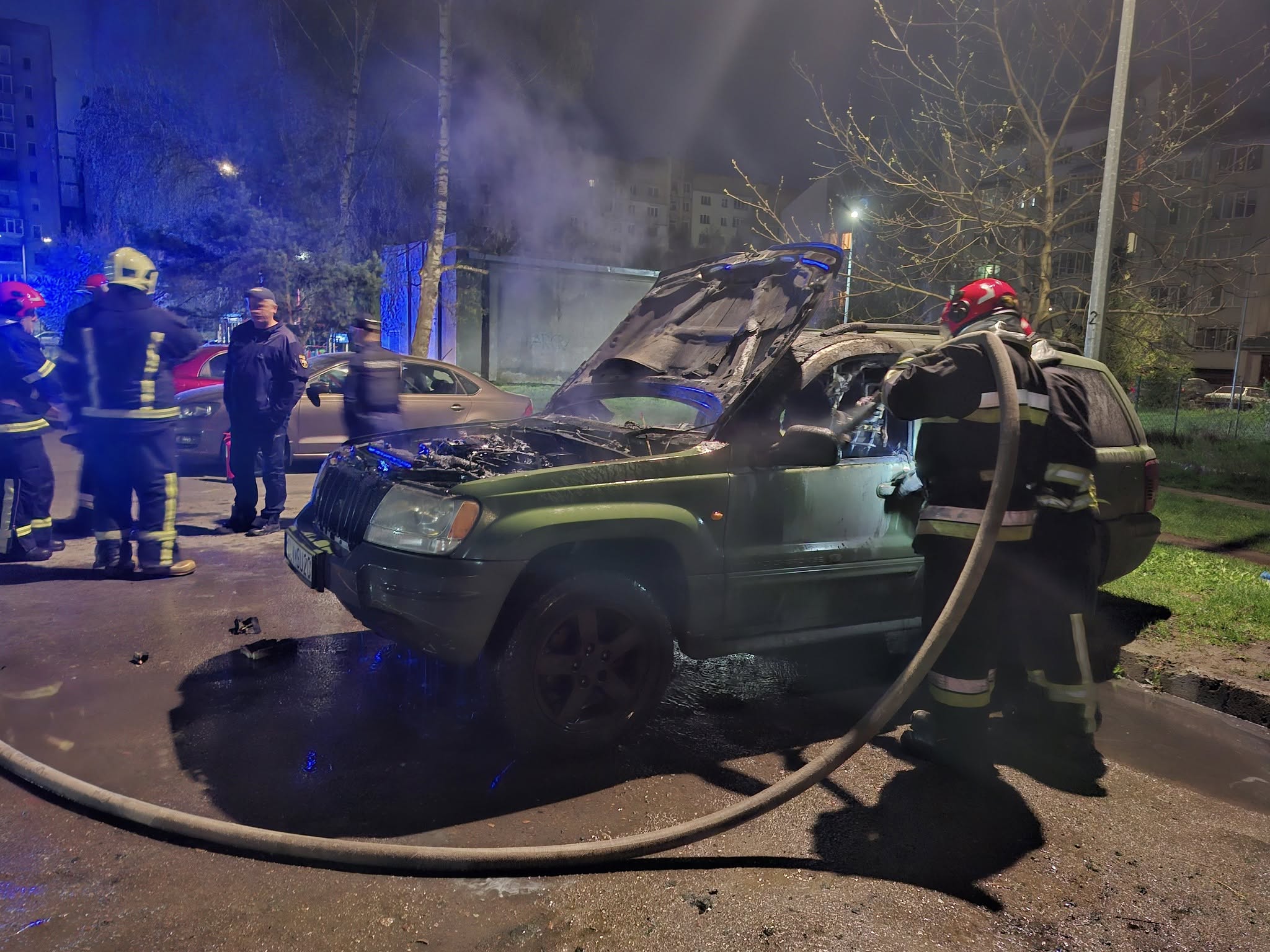 У Львові згорів військовий автомобіль, який два роки служив на фронті (фото)