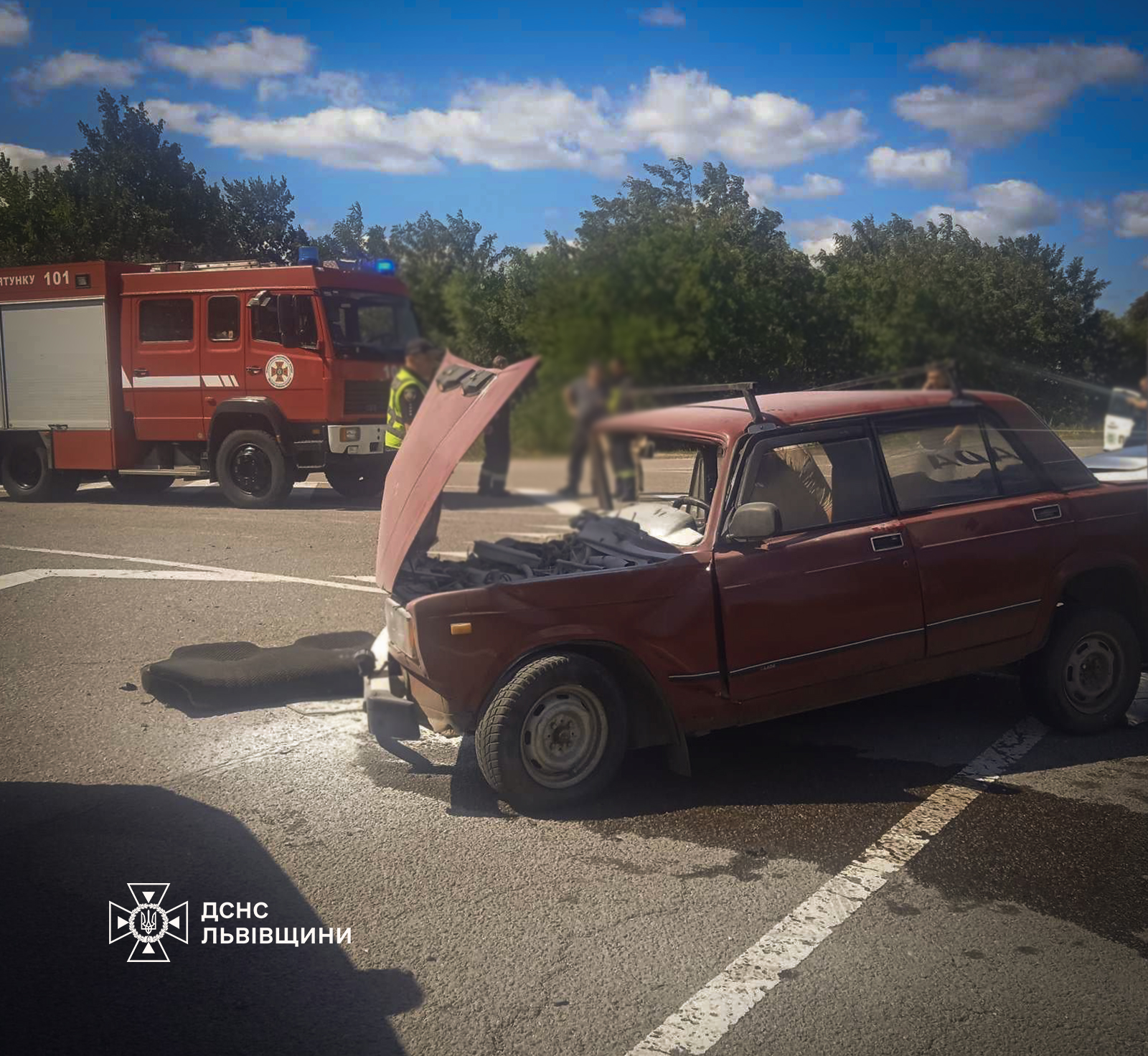 На Львівщині сталася моторошна ДТП: рятувальники вивільнили пасажирку з понівеченого авто
