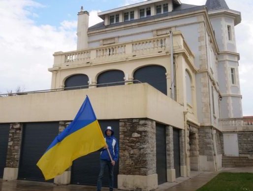 Французький активіст у місті Біарріц захопив віллу дочки Путіна  – The Insider