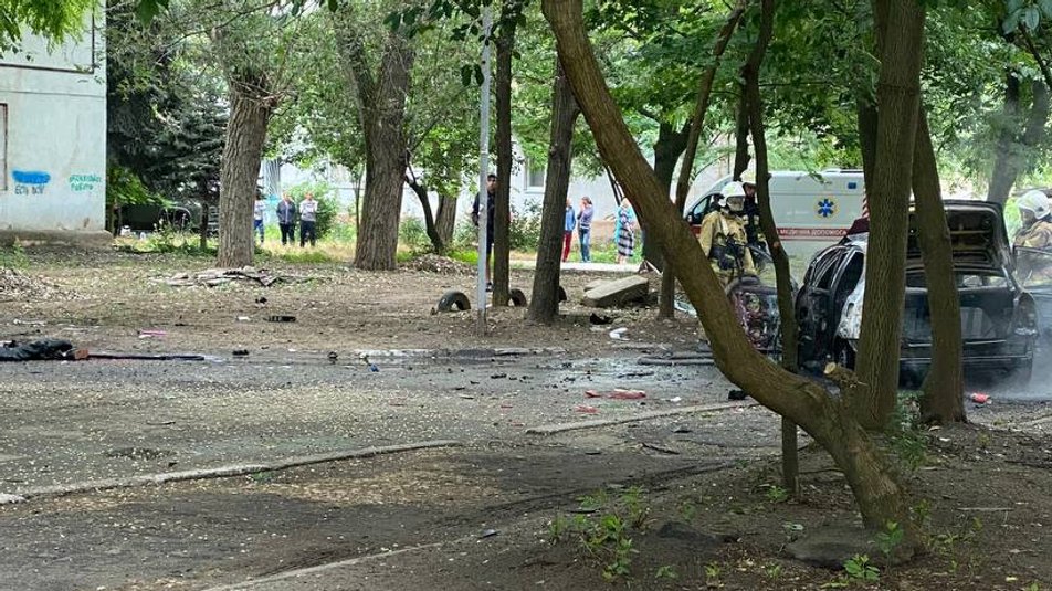 Помер на місці. У Херсоні вибухнула машина колаборанта Славученка