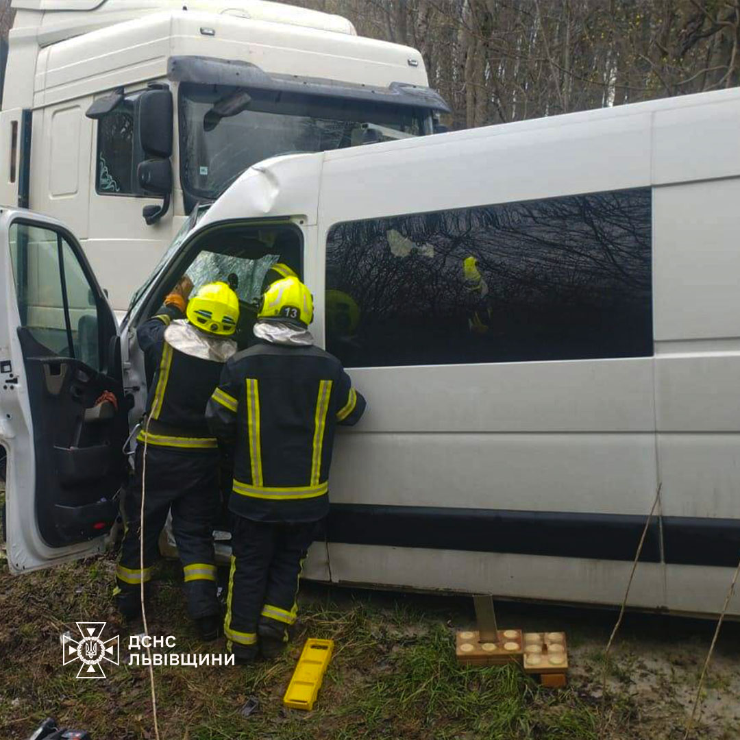 На Львівщині зіткнулися мікроавтобус та вантажівка: Подробиці та фото ДТП