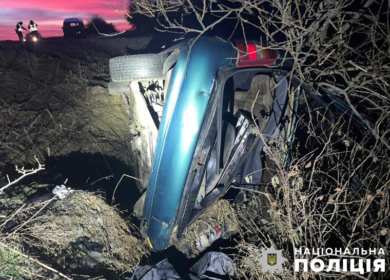 На Львівщині автомобіль з’їхав у кювет і перекинувся. Четверо постраждалих