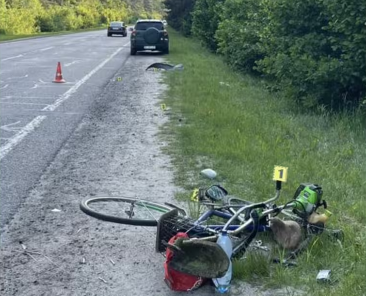 На Львівщині збили велосипедиста: фото з місця аварії