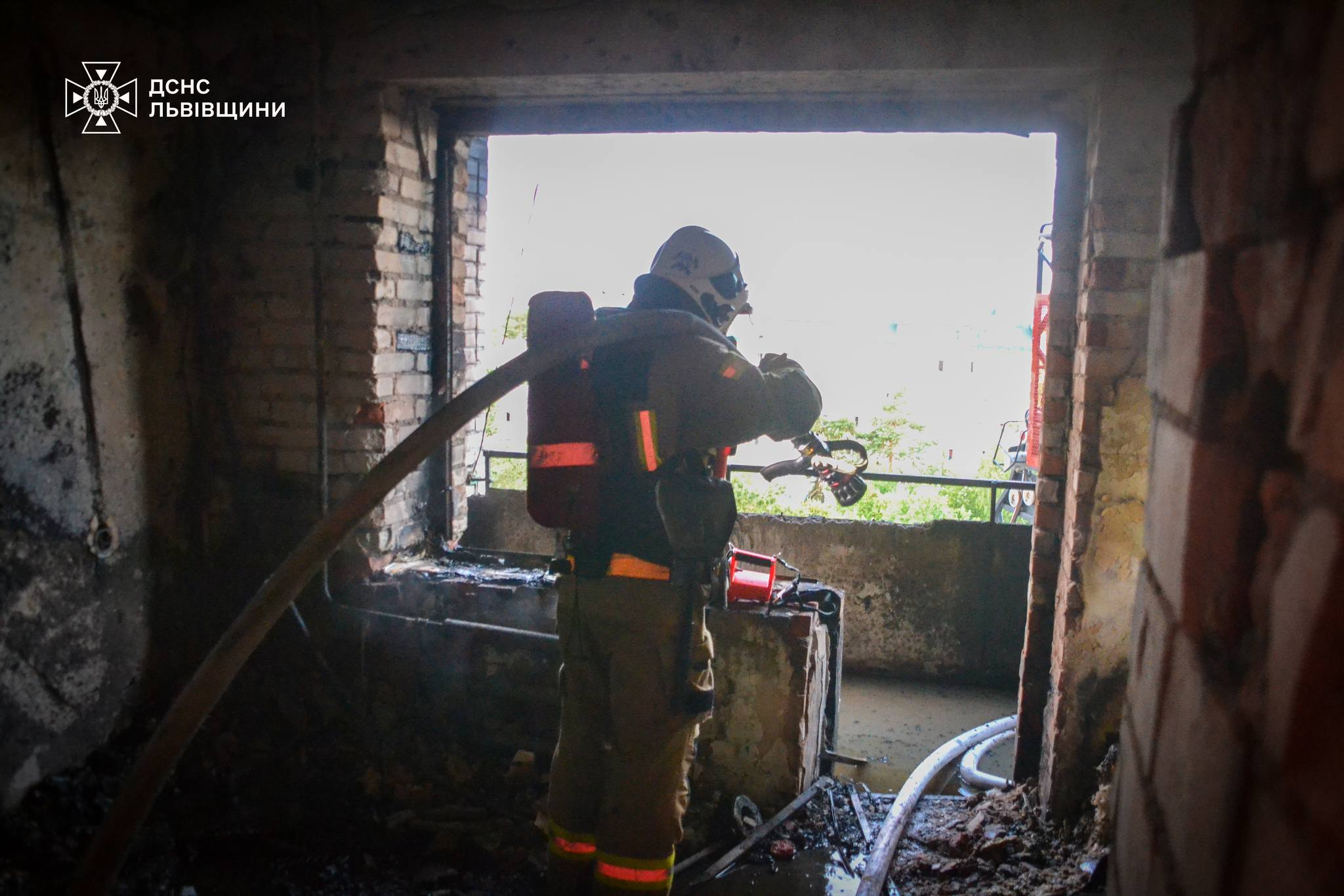На Львівщині спалахнула багатоповерхівка: усі деталі та фото
