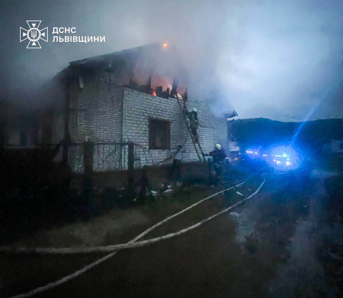 На Самбірщині згоріли будинок, гараж і авто