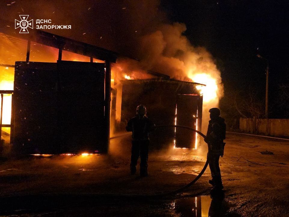У Запоріжжі сталася масштабна пожежа на підприємстві після ворожої атаки