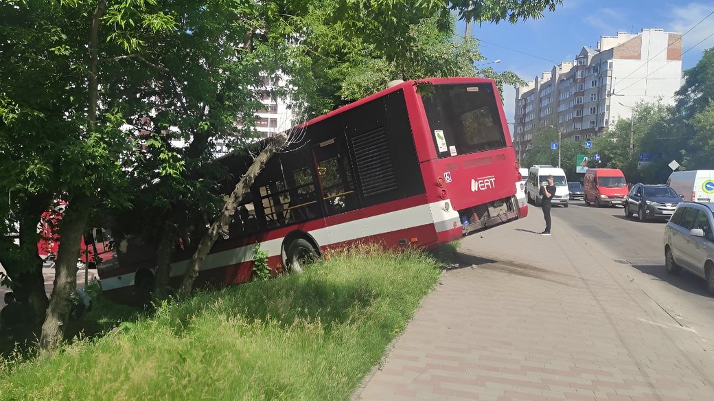 З'явилося відео моменту аварії маршрутки з пасажирами в Івано-Франківську