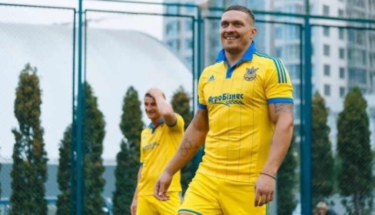 Боксер Усик переходить у футбол. Йому пропонують професійний контракт у новому виді спорту