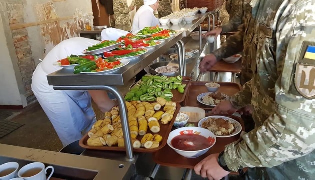 Яйця по 17 грн. Міноборони замовило продукти для військових за завищеними цінами, - ЗМІ