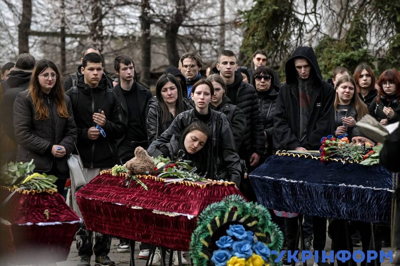 У Запоріжжі в останню путь провели родину Маленко, яких вбив ворожий шахед у власному будинку (фото)