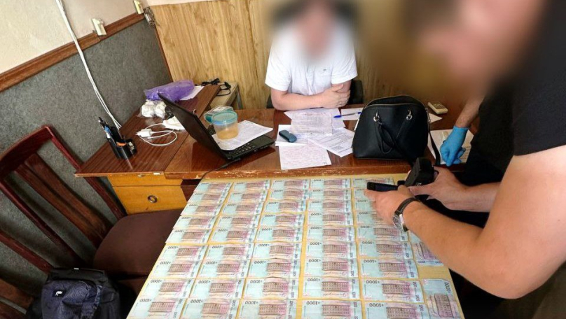 На Львівщині на хабарі затримали посадовців оборонного підприємства (фото)