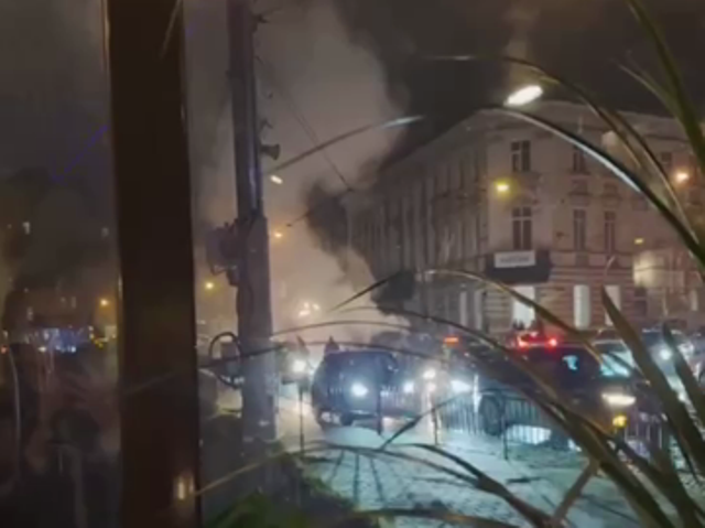 У Львові горить автомобіль