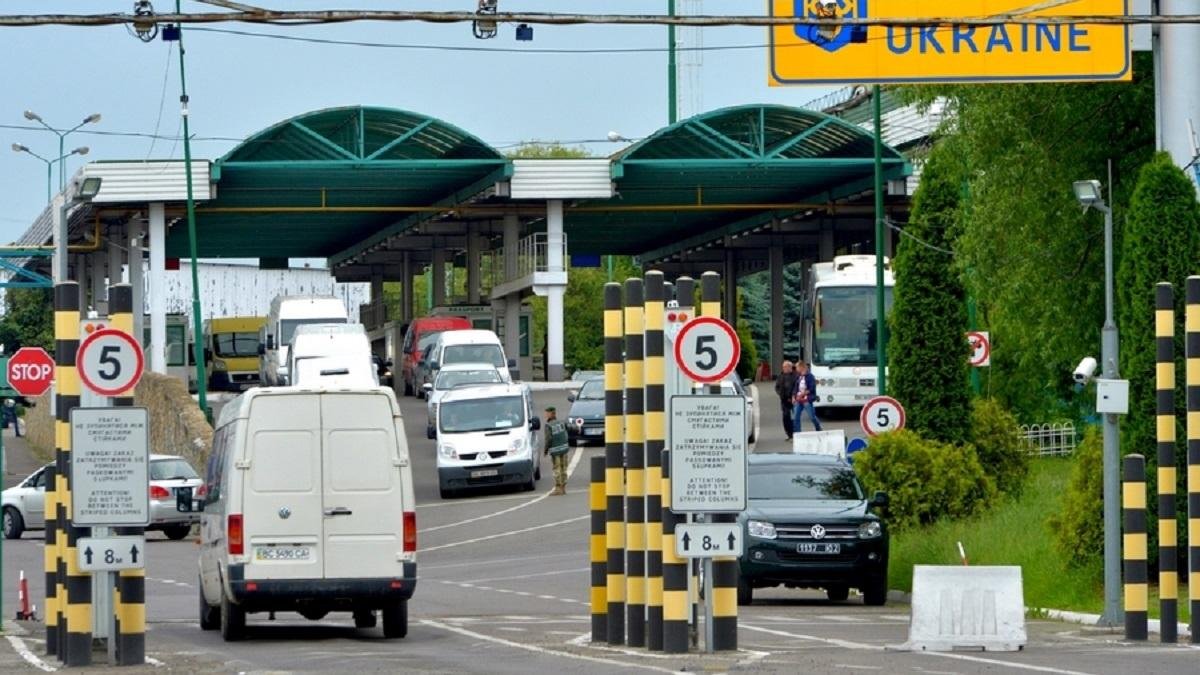 На кордоні з Польщею призупинили оформлення вантажівок: Яка причина
