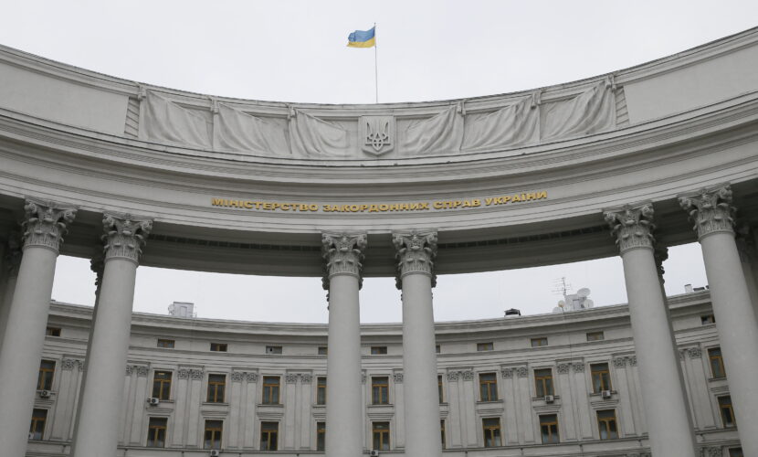 Призупинення надання чоловікам мобілізаційного віку консульських послуг: МЗС пояснило деталі