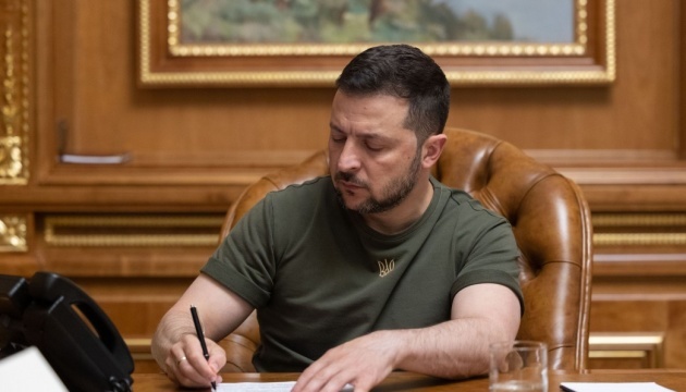 Зеленський звільнив очільників Мукачівської РДА та Рубіжанської МВА