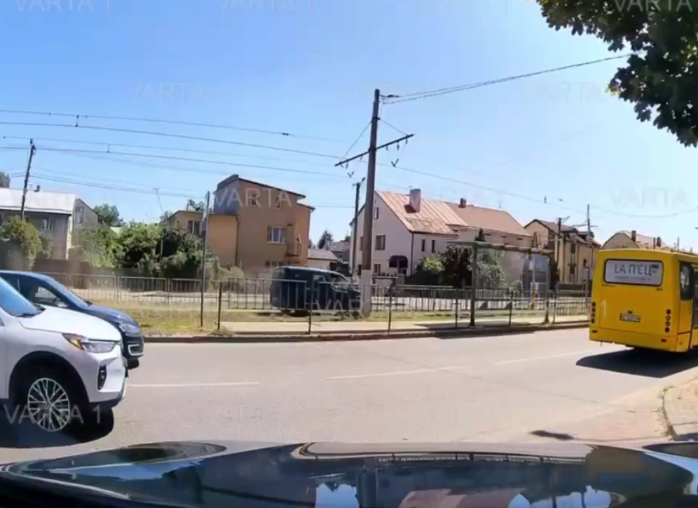 Небезпечний інцидент у Львові: в авто відмовили гальма біля світлофора (відео)