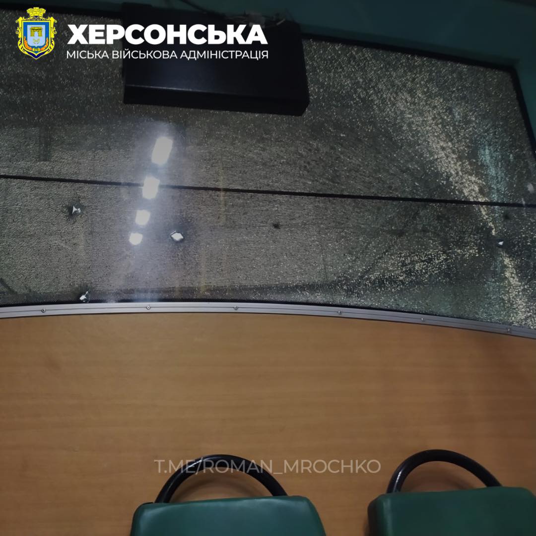 У Херсоні окупанти дронами атакували громадський транспорт. Є жертви