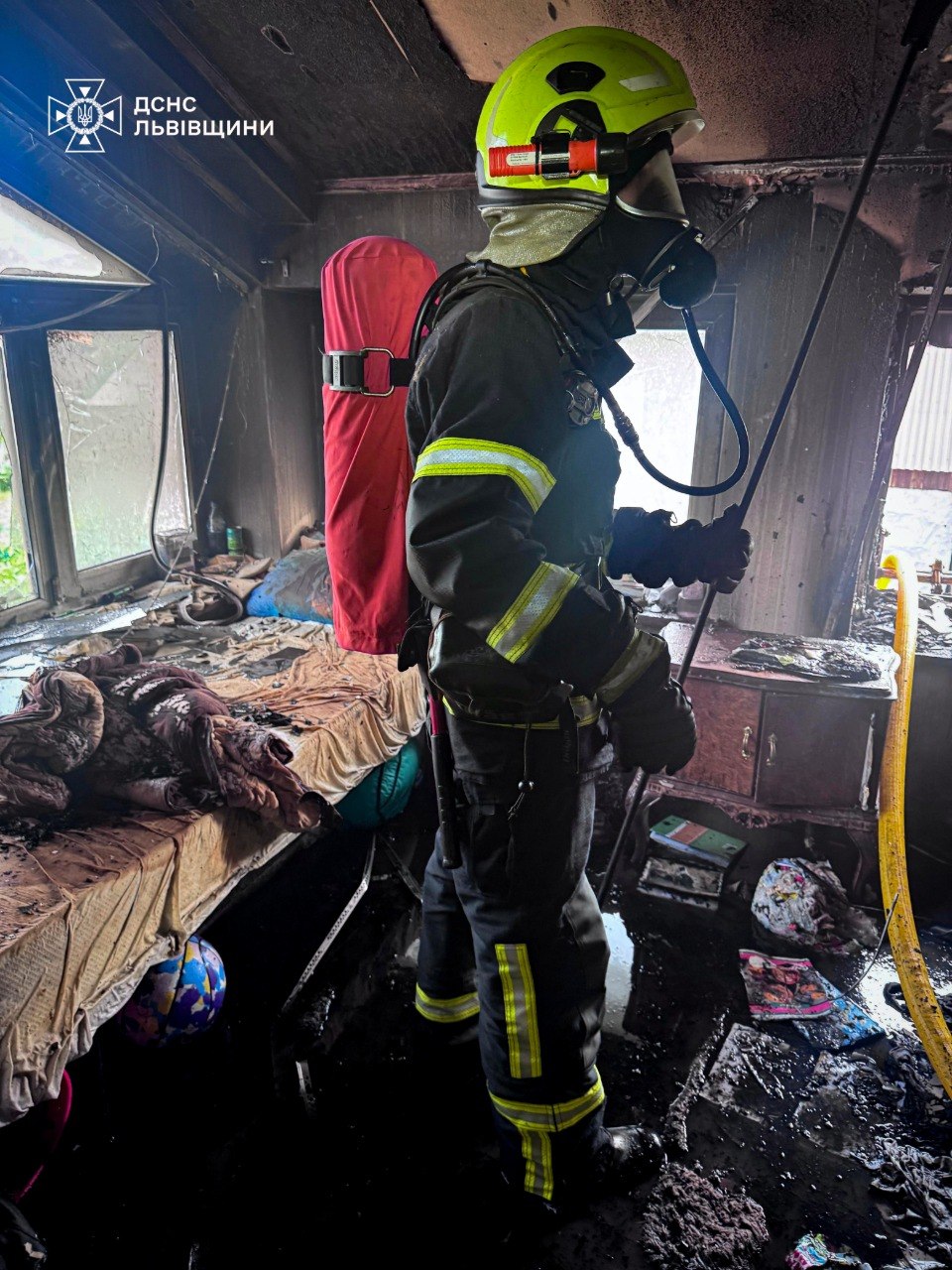 На Львівщині двоє дітей ледь не згоріли в пожежі