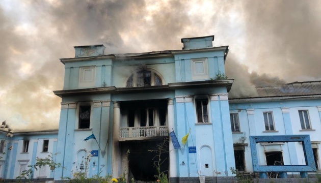 Росіяни обстріляли касетними боєприпасами Донеччину. Зруйнували палац культури