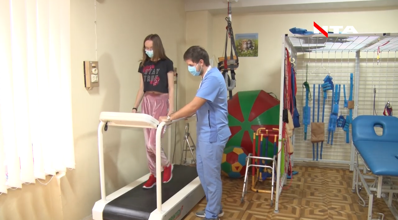 Як 15-річна Настя з Рудок проходить реабілітацію після ДТП, і який проєкт лікарні просить підтримати