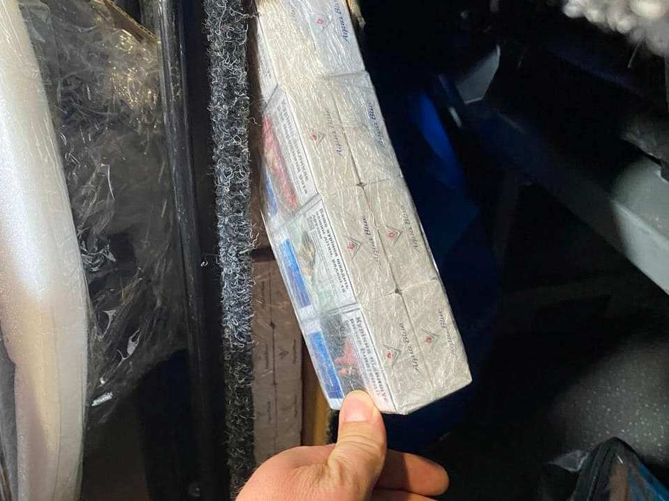 У Шегинях в чоловіка конфіскували бус через контрабанду 16 блоків сигарет
