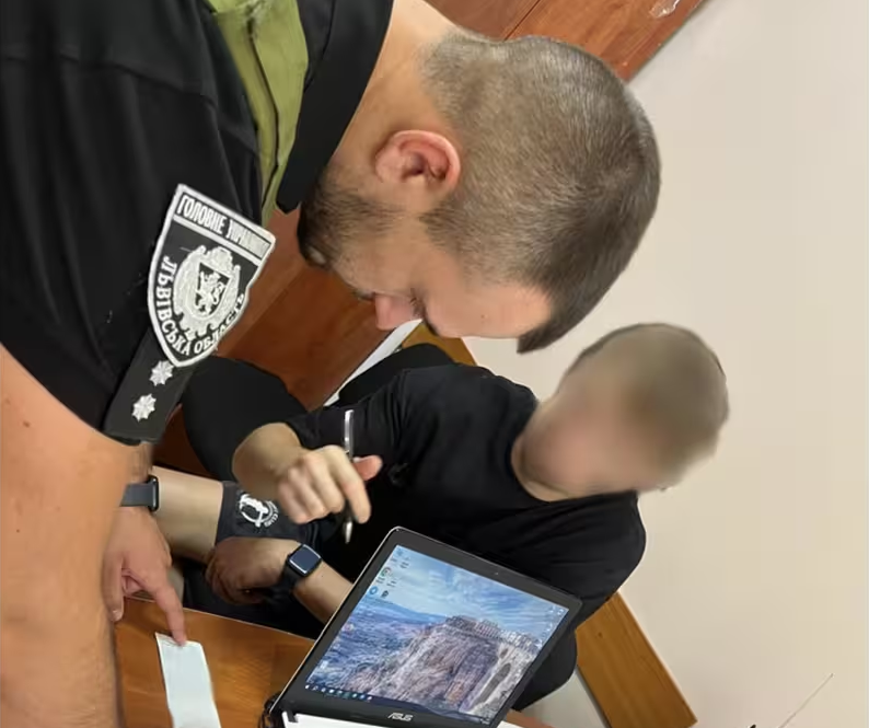 На Львівщині батько-рецидивіст влаштував небезпечні ігри з малолітньою донькою (відео)