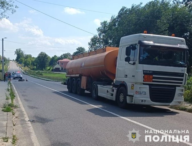 На Львівщині двоє підлітків на скутері потрапили під колеса вантажівки (фото)
