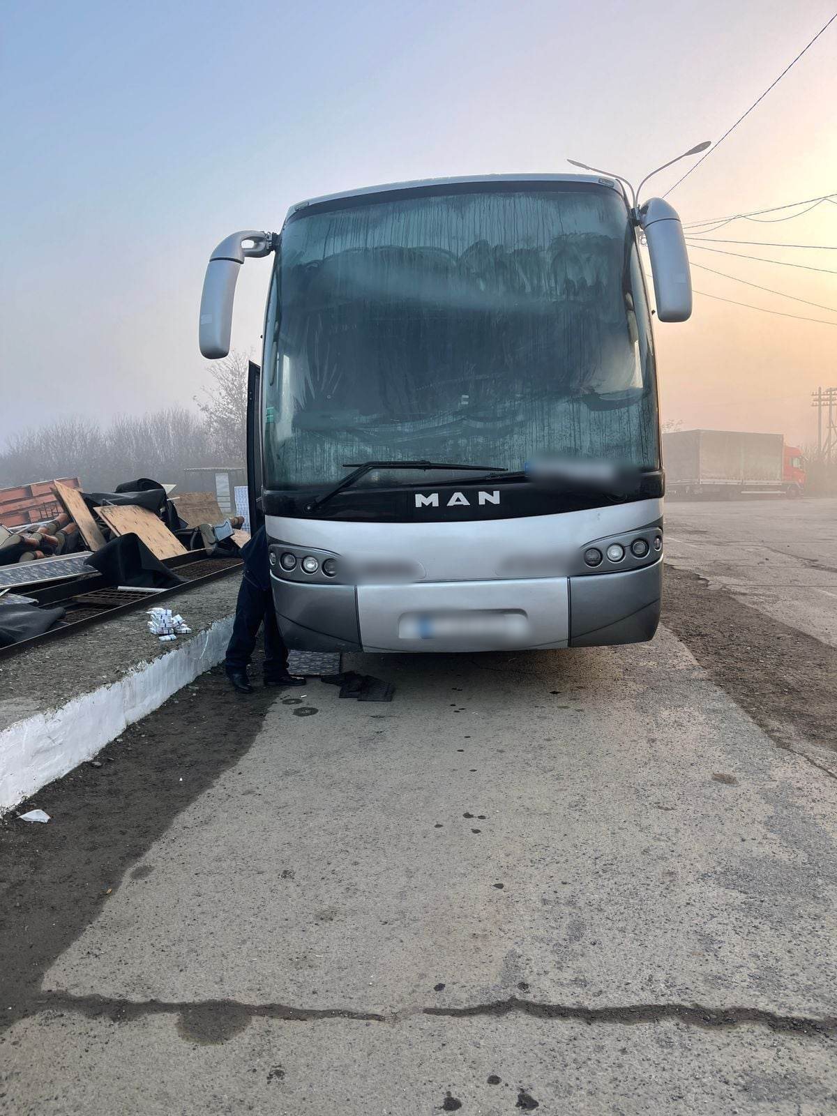 В автобусі, що віз туристів в Угорщину, виявили 150 тисяч пачок сигарет. Оновлено (від 11:23)