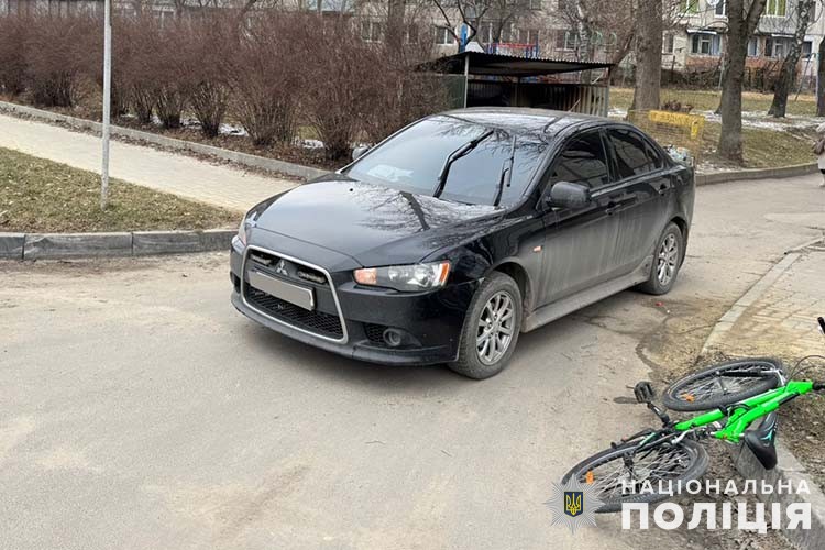 У Тернополі водій збив 12-річного велосипедиста у дворі житлового будинку