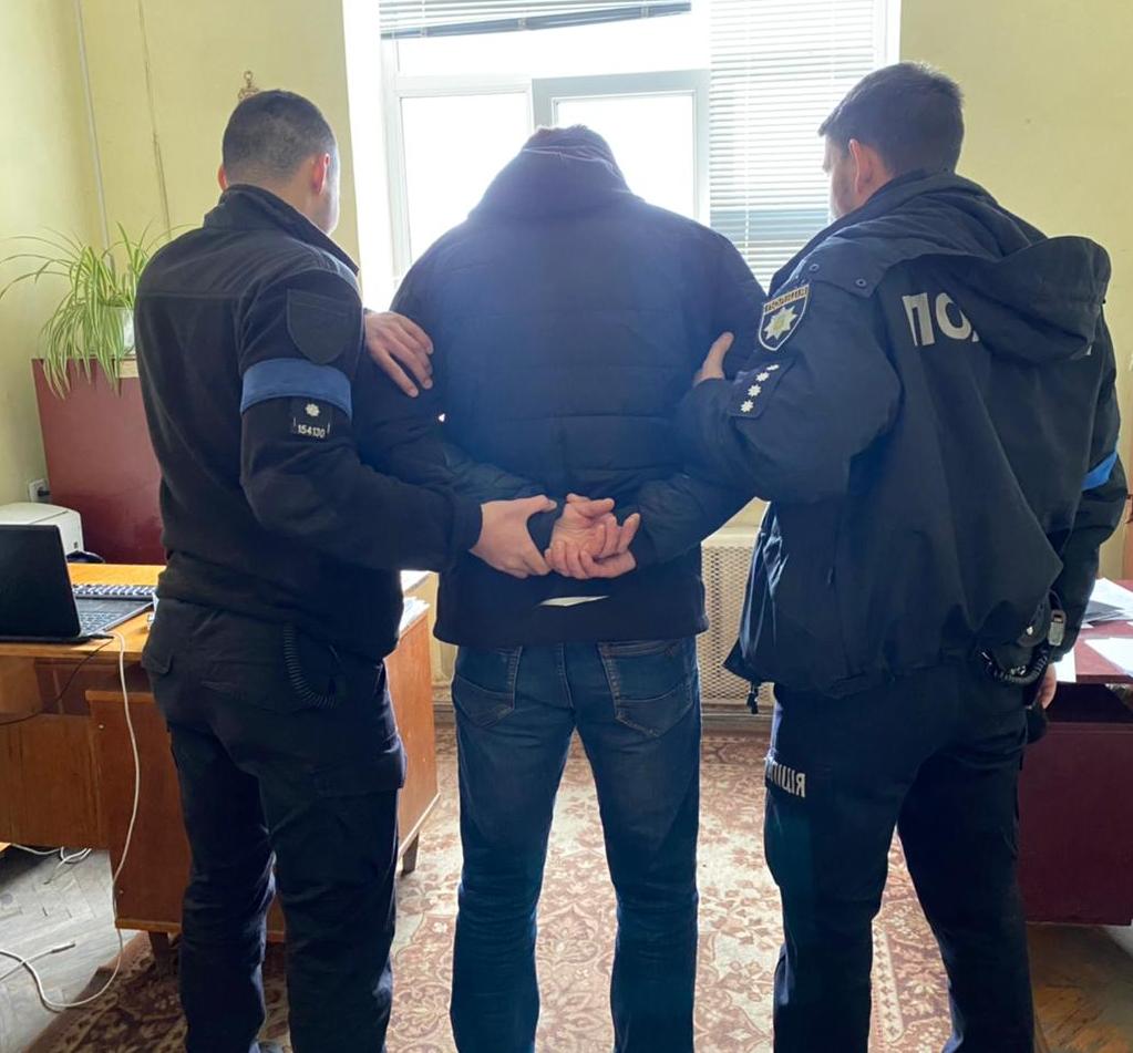 На Львівщині 37-річний чоловік намагався вбити родича шилом