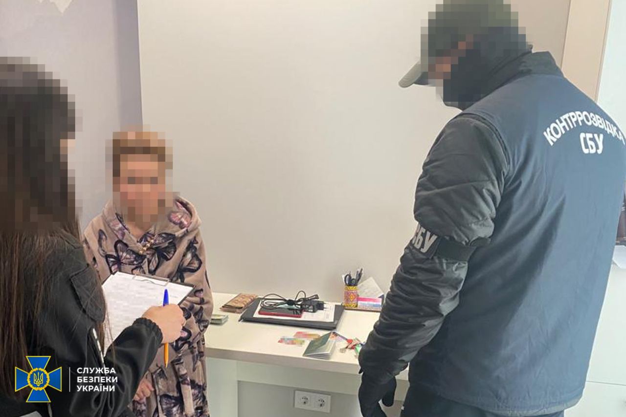 У Києві викрили працівницю посольства України, яка допомагала нелегалам з Азії потрапити до ЄС