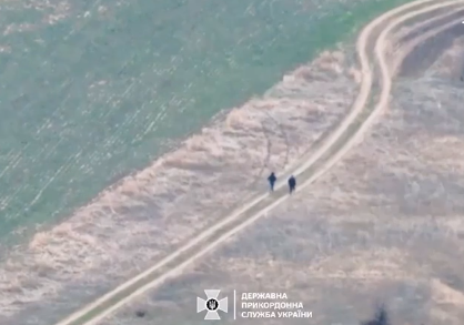 Залізли в рів, але не вилізли: прикордонники затримали двох «спринтерів»