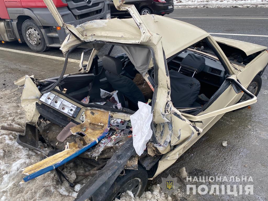 Біля Стрия автобус в'їхав в авто: двох жінок і дві дитини госпіталізували