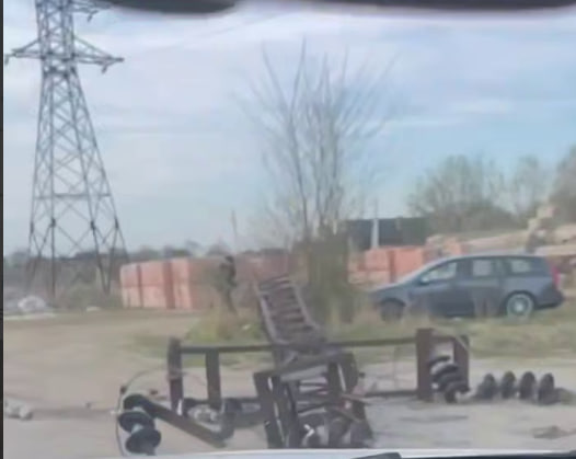 Біля Львова авто знесло електроопору: рух ускладнений (перше відео)