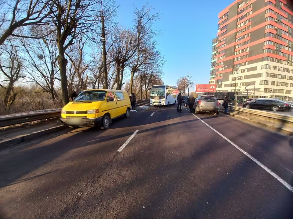 У Рівному сталася масова автотроща: фото з місця аварії