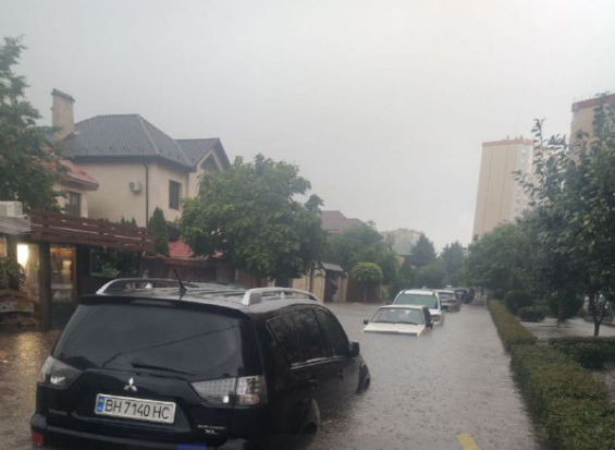 Накрила потужна злива: в Одесі негода наробила лиха. Фото і відео