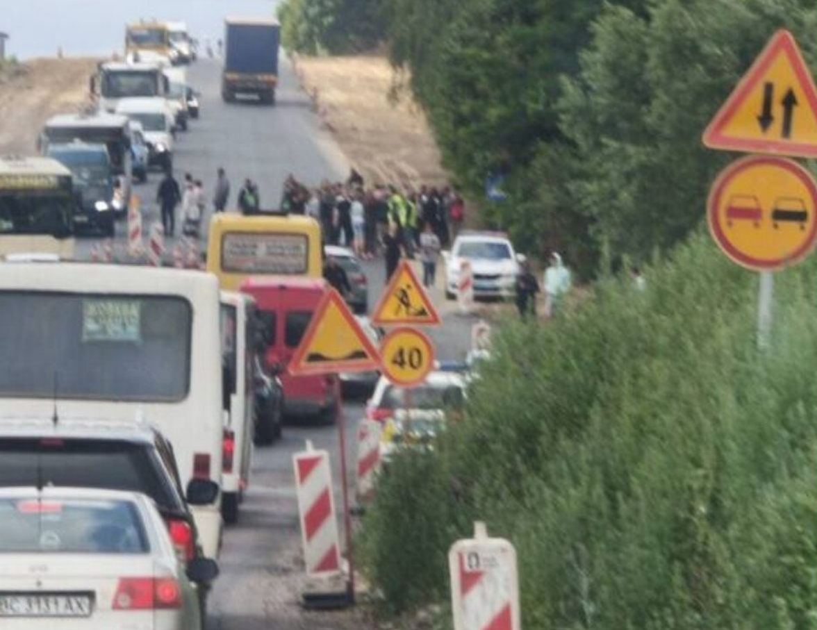 Рух повністю заблоковано: на трасі поблизу Львова люди вийшли на протест (фото)