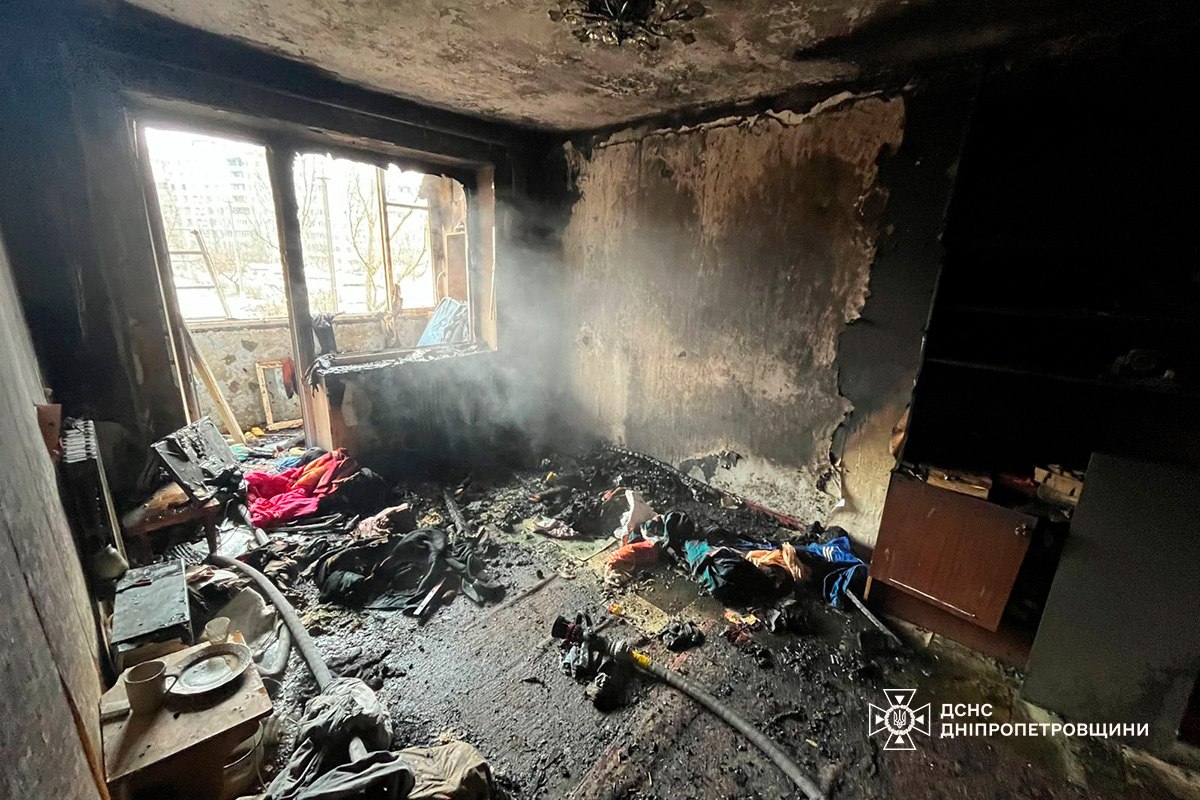 У Дніпрі горіла квартира у 16-поверховому будинку: постраждав чоловік (фото)