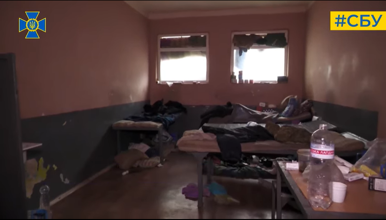 Чотири сотні людей у камері на 140, спали стоячи. СБУ показала, в яких умовах рашисти тримали людей у Куп’янську