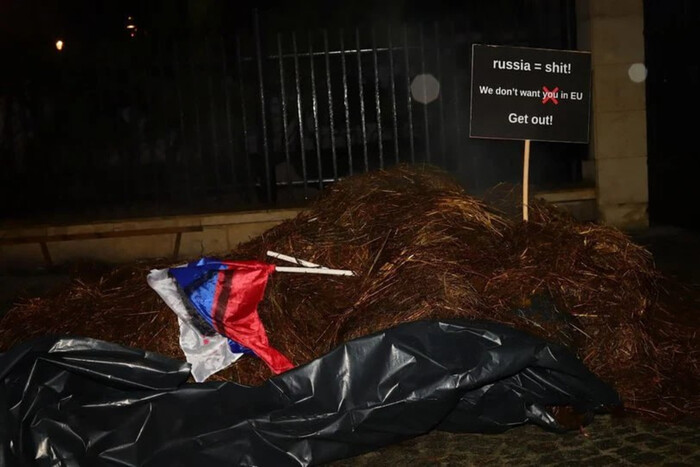У Польщі активісти скинули купу гною під ворота вілли російського посла