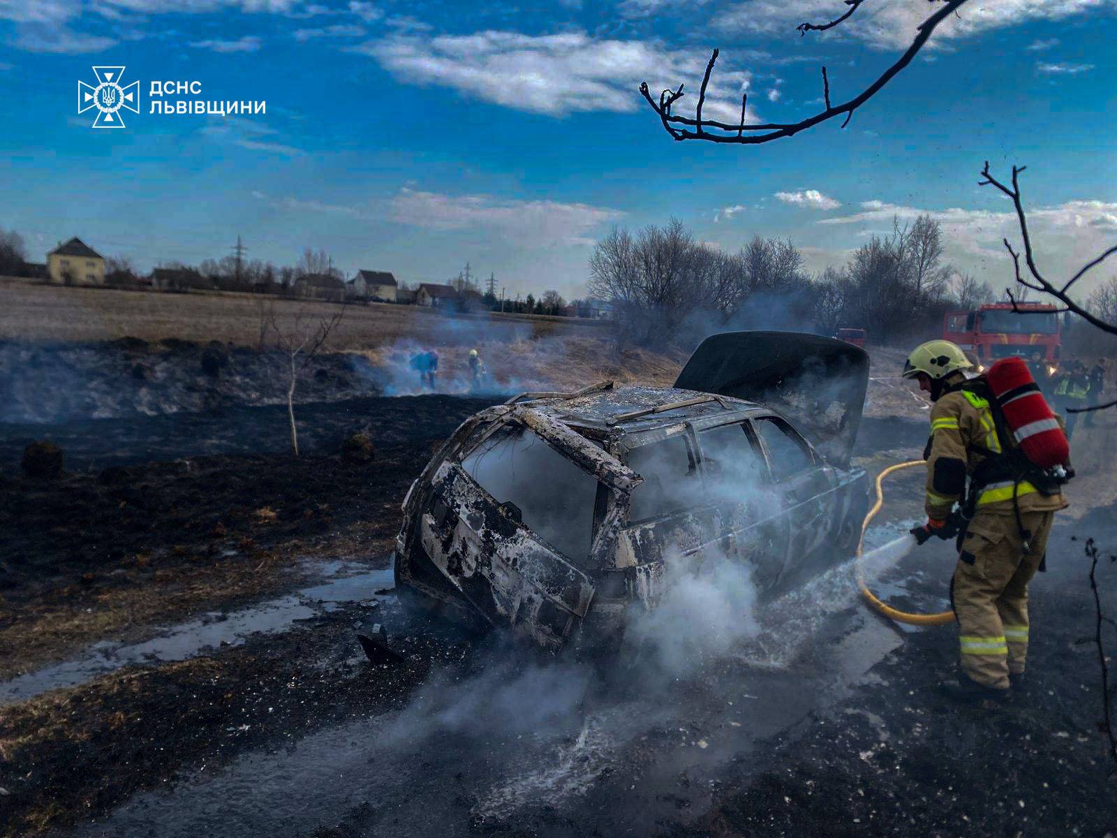 Через підпал трави на Львівщині згоріло авто і ледь не згорів будинок