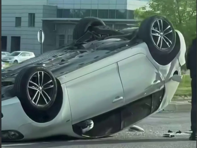 У Львові біля заправки авто перекинулося на дах: ВІДЕО