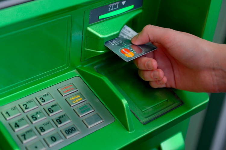 ПриватБанк тимчасово призупинить роботу всіх банкоматів і терміналів