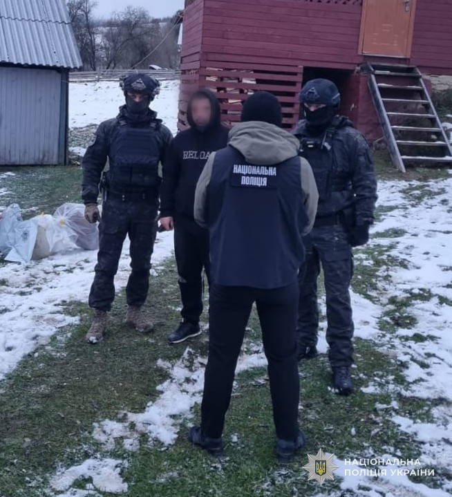Збитки на пів мільйона гривень: на Львівщині затримали чоловіка, який зробив "врізку" у магістральний нафтопродуктопровід